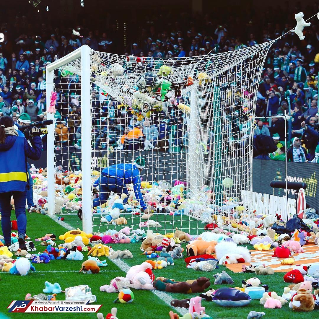 عکس| عروسک‌ها در زمین فوتبال
