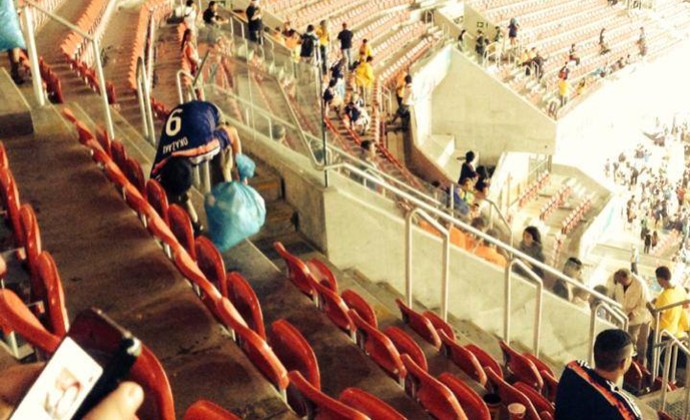 ژاپنی‌ها نظافت ورزشگاه را فراموش نکردند