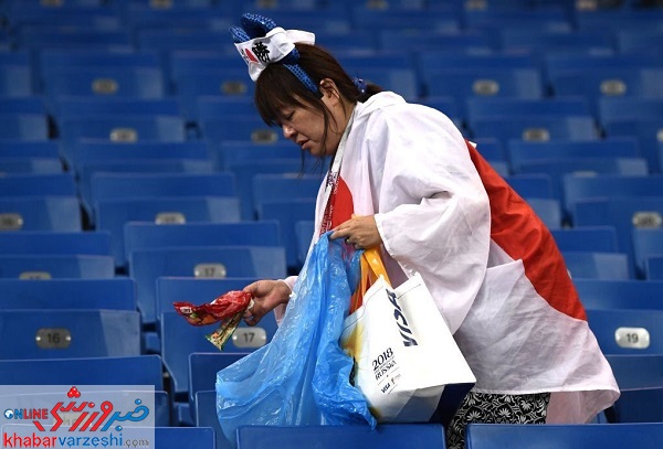عکس| ژاپنی‌ها پس از حذف به جمع‌آوری زباله پرداختند