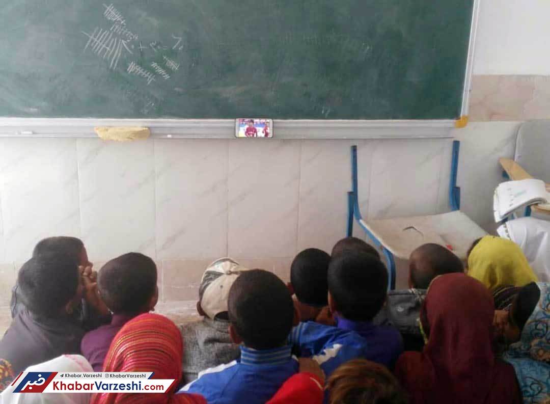 عکس| واکنش وزیر آموزش و پرورش به دانش‌آموزانی که با موبایل فوتبال دیدند