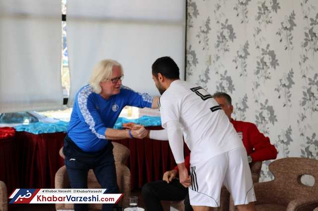 عکس| برخورد گرم وینفرد شفر با امید ابراهیمی در حاشیه تمرین تیم ملی