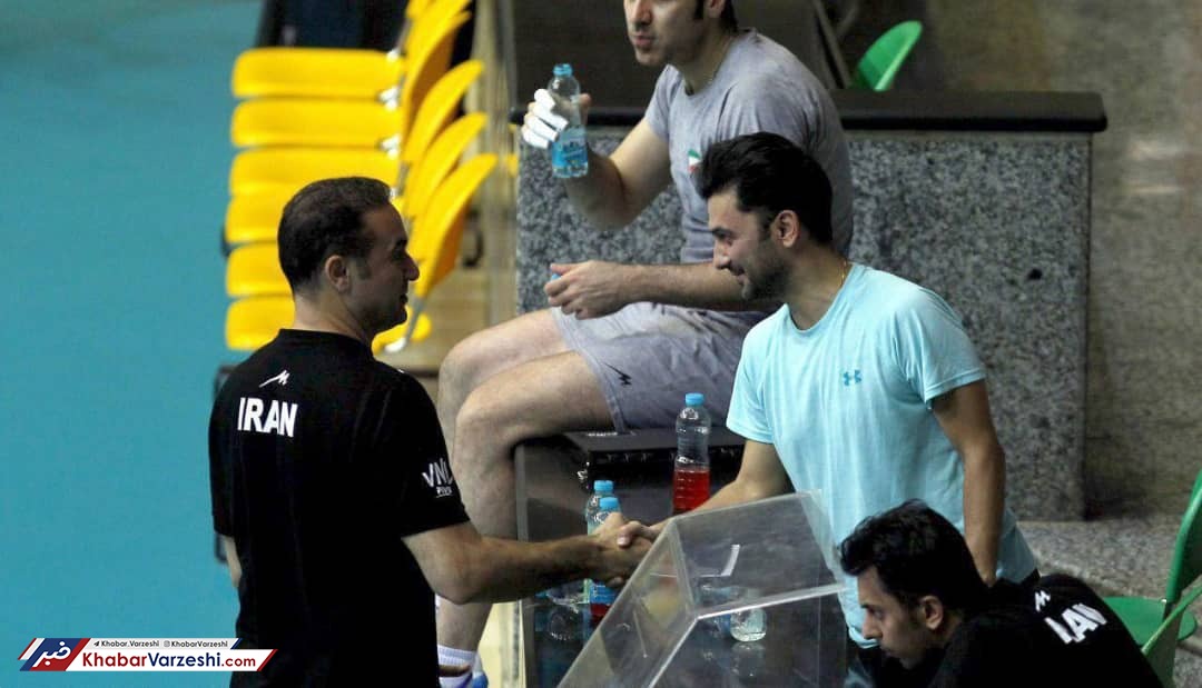 عکس| ظریف در اردوی والیبالیست‌ها
